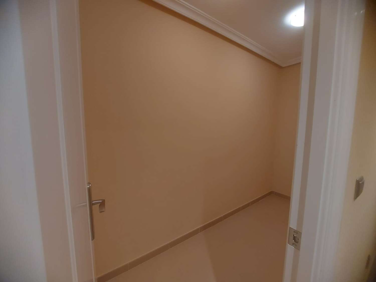 AMPLIA VIVIENDA UNIFAMILIAR CON SOLÁRIUM, BARBACOA Y GRAN ESPACIO DE APARCAMIENTO