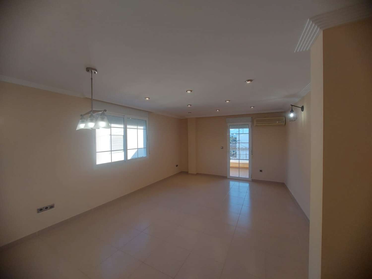 AMPLIA VIVIENDA UNIFAMILIAR CON SOLÁRIUM, BARBACOA Y GRAN ESPACIO DE APARCAMIENTO
