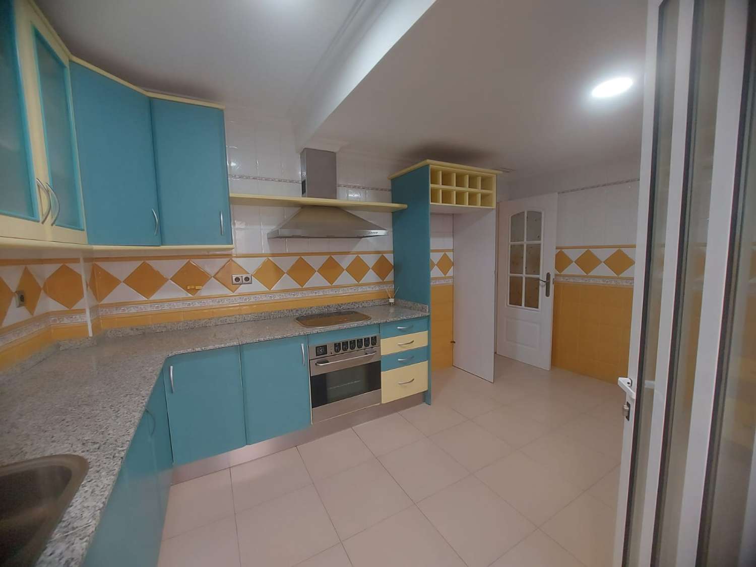 AMPLIA VIVIENDA UNIFAMILIAR CON SOLÁRIUM, BARBACOA Y GRAN ESPACIO DE APARCAMIENTO