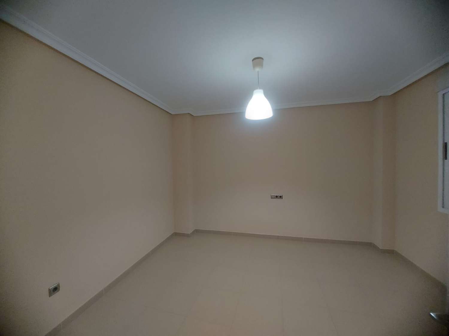 AMPLIA VIVIENDA UNIFAMILIAR CON SOLÁRIUM, BARBACOA Y GRAN ESPACIO DE APARCAMIENTO