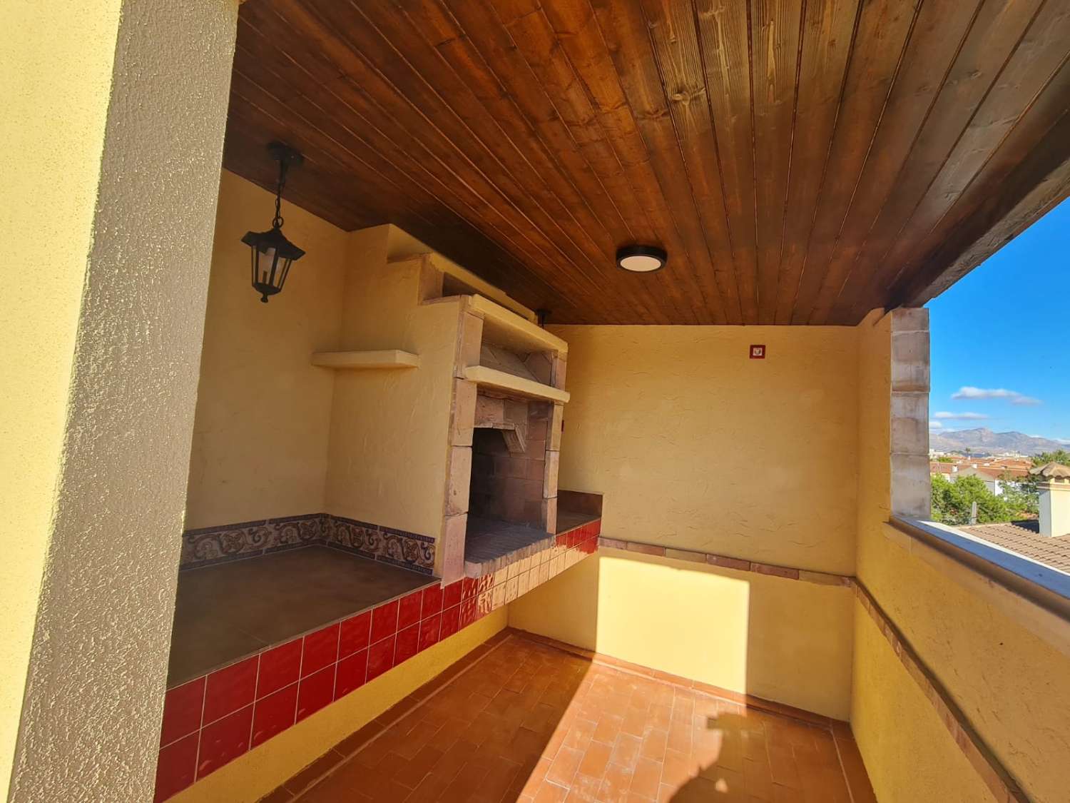 AMPLIA VIVIENDA UNIFAMILIAR CON SOLÁRIUM, BARBACOA Y GRAN ESPACIO DE APARCAMIENTO