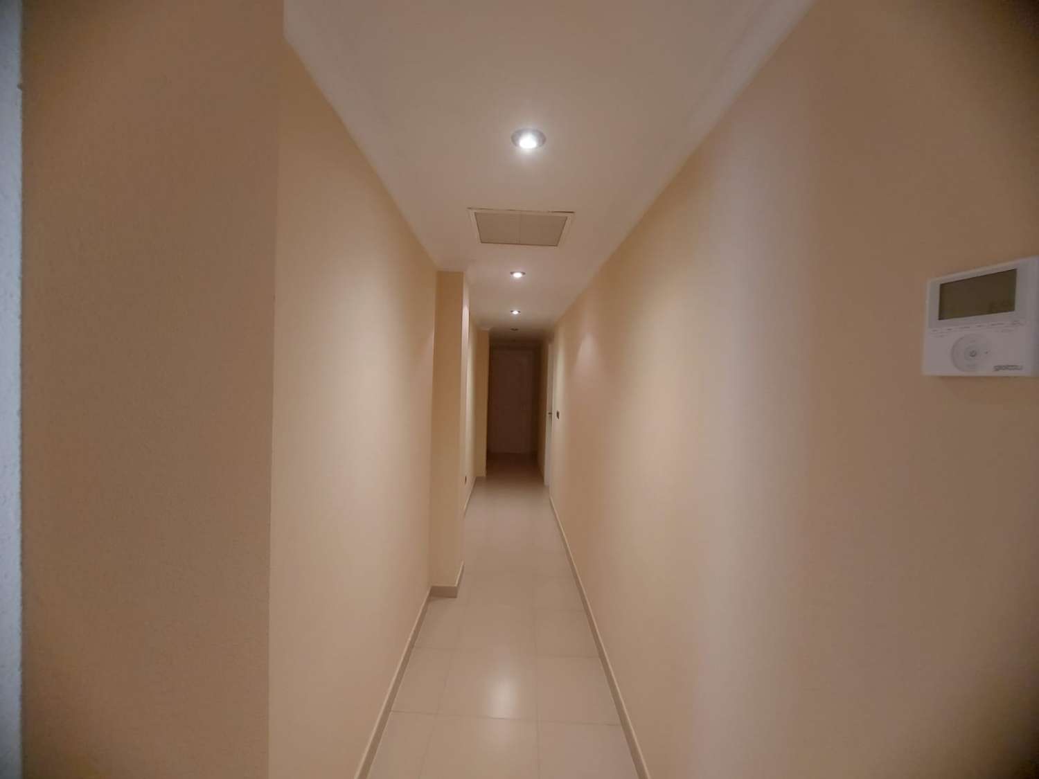 AMPLIA VIVIENDA UNIFAMILIAR CON SOLÁRIUM, BARBACOA Y GRAN ESPACIO DE APARCAMIENTO