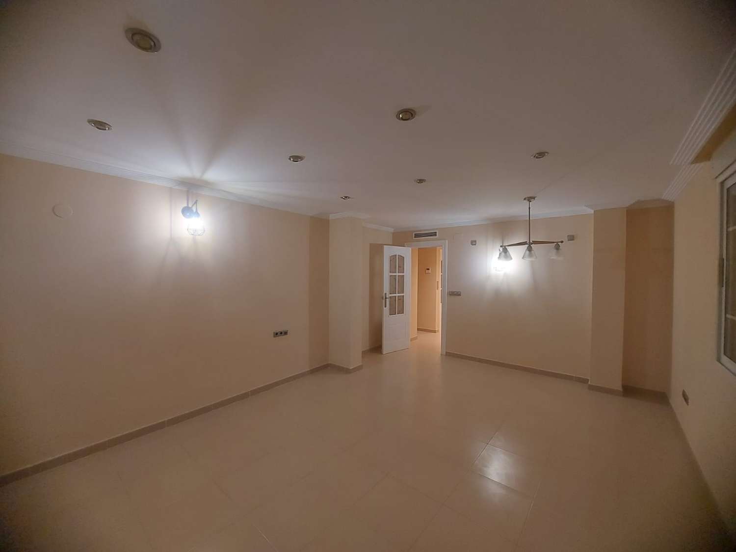 AMPLIA VIVIENDA UNIFAMILIAR CON SOLÁRIUM, BARBACOA Y GRAN ESPACIO DE APARCAMIENTO