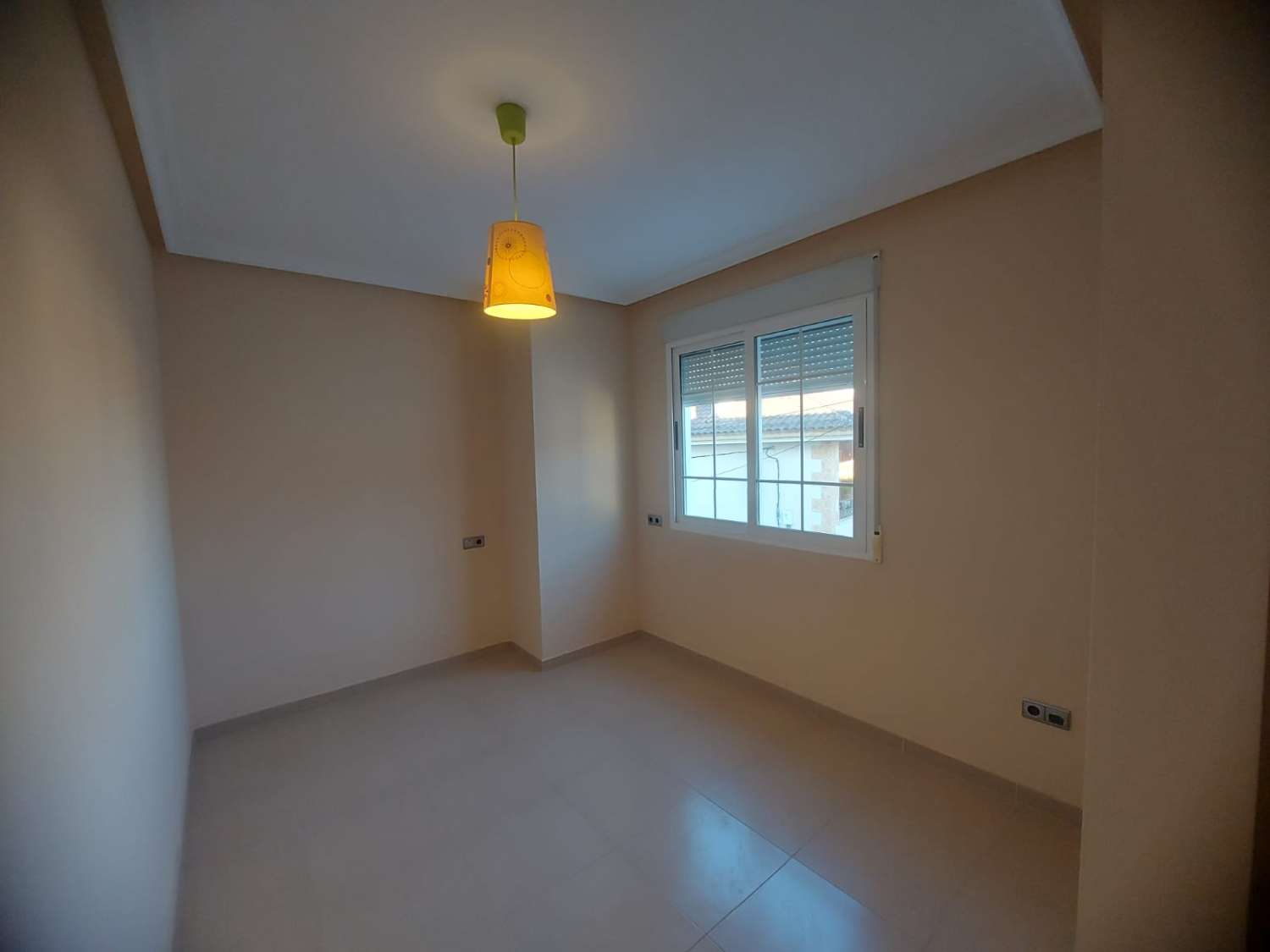 AMPLIA VIVIENDA UNIFAMILIAR CON SOLÁRIUM, BARBACOA Y GRAN ESPACIO DE APARCAMIENTO