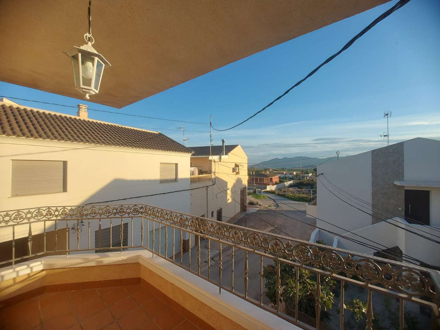 AMPLIA VIVIENDA UNIFAMILIAR CON SOLÁRIUM, BARBACOA Y GRAN ESPACIO DE APARCAMIENTO