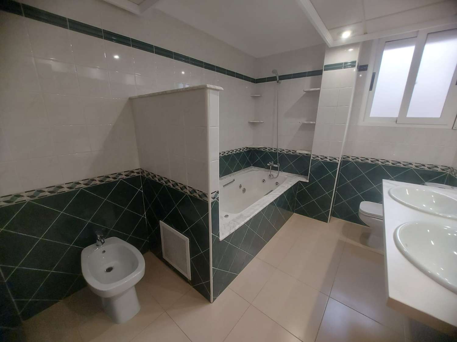 AMPLIA VIVIENDA UNIFAMILIAR CON SOLÁRIUM, BARBACOA Y GRAN ESPACIO DE APARCAMIENTO