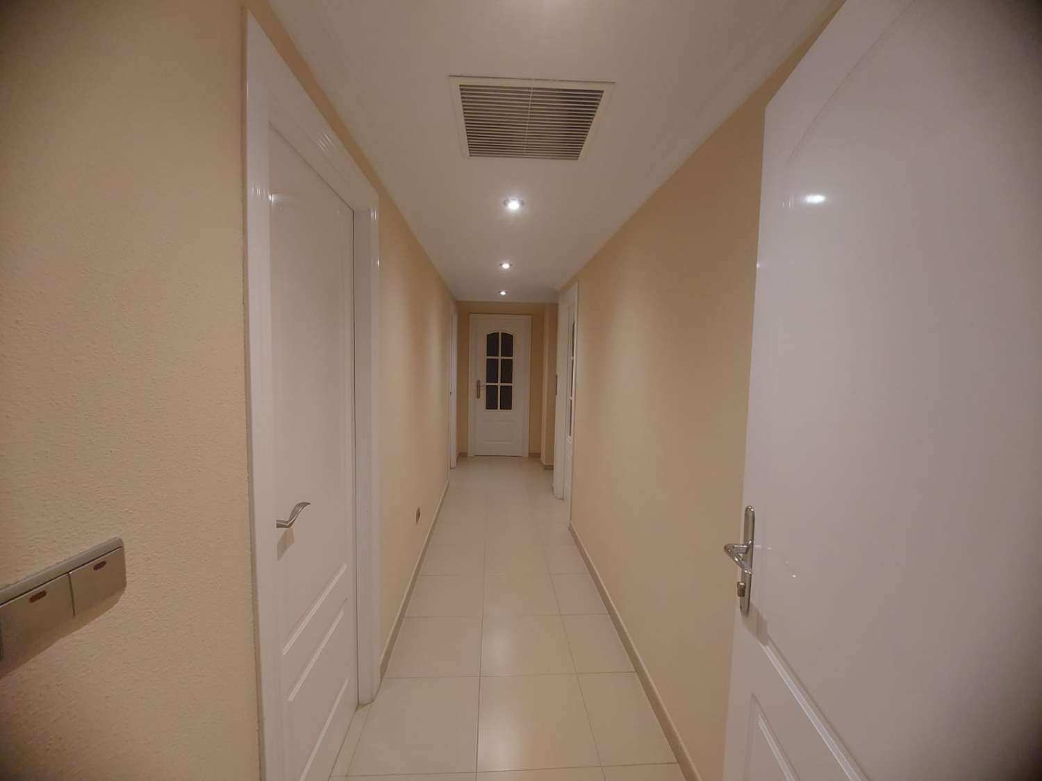 AMPLIA VIVIENDA UNIFAMILIAR CON SOLÁRIUM, BARBACOA Y GRAN ESPACIO DE APARCAMIENTO