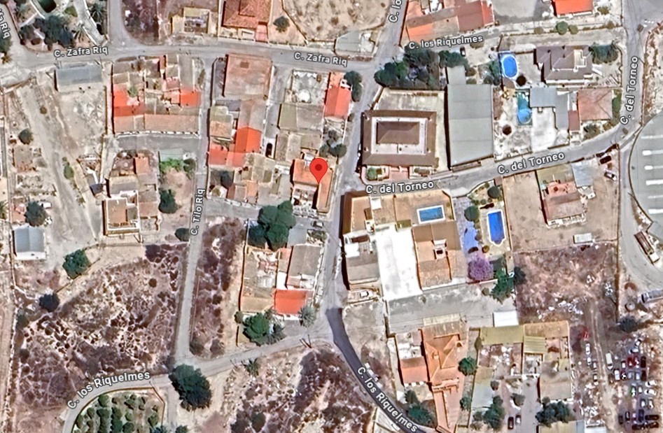 AMPLIA VIVIENDA UNIFAMILIAR CON SOLÁRIUM, BARBACOA Y GRAN ESPACIO DE APARCAMIENTO
