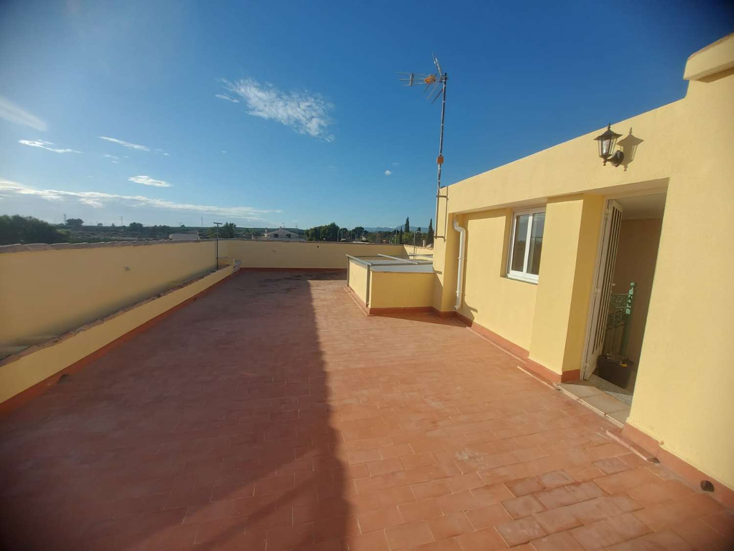 AMPLIA VIVIENDA UNIFAMILIAR CON SOLÁRIUM, BARBACOA Y GRAN ESPACIO DE APARCAMIENTO