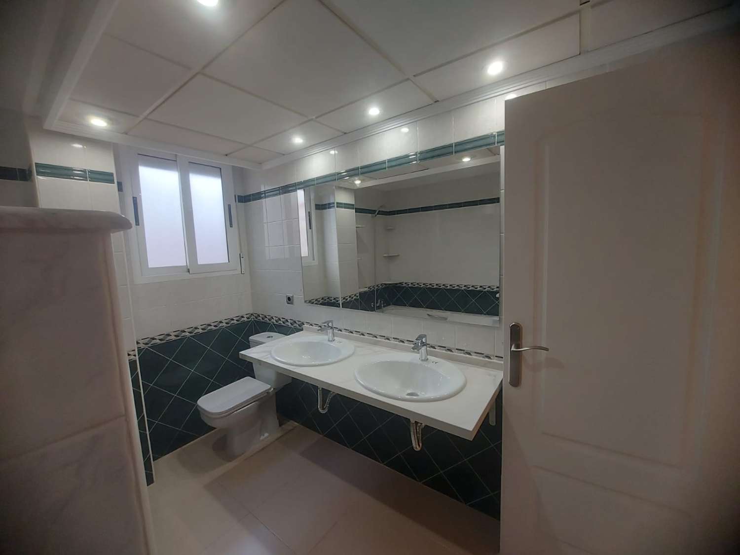 AMPLIA VIVIENDA UNIFAMILIAR CON SOLÁRIUM, BARBACOA Y GRAN ESPACIO DE APARCAMIENTO