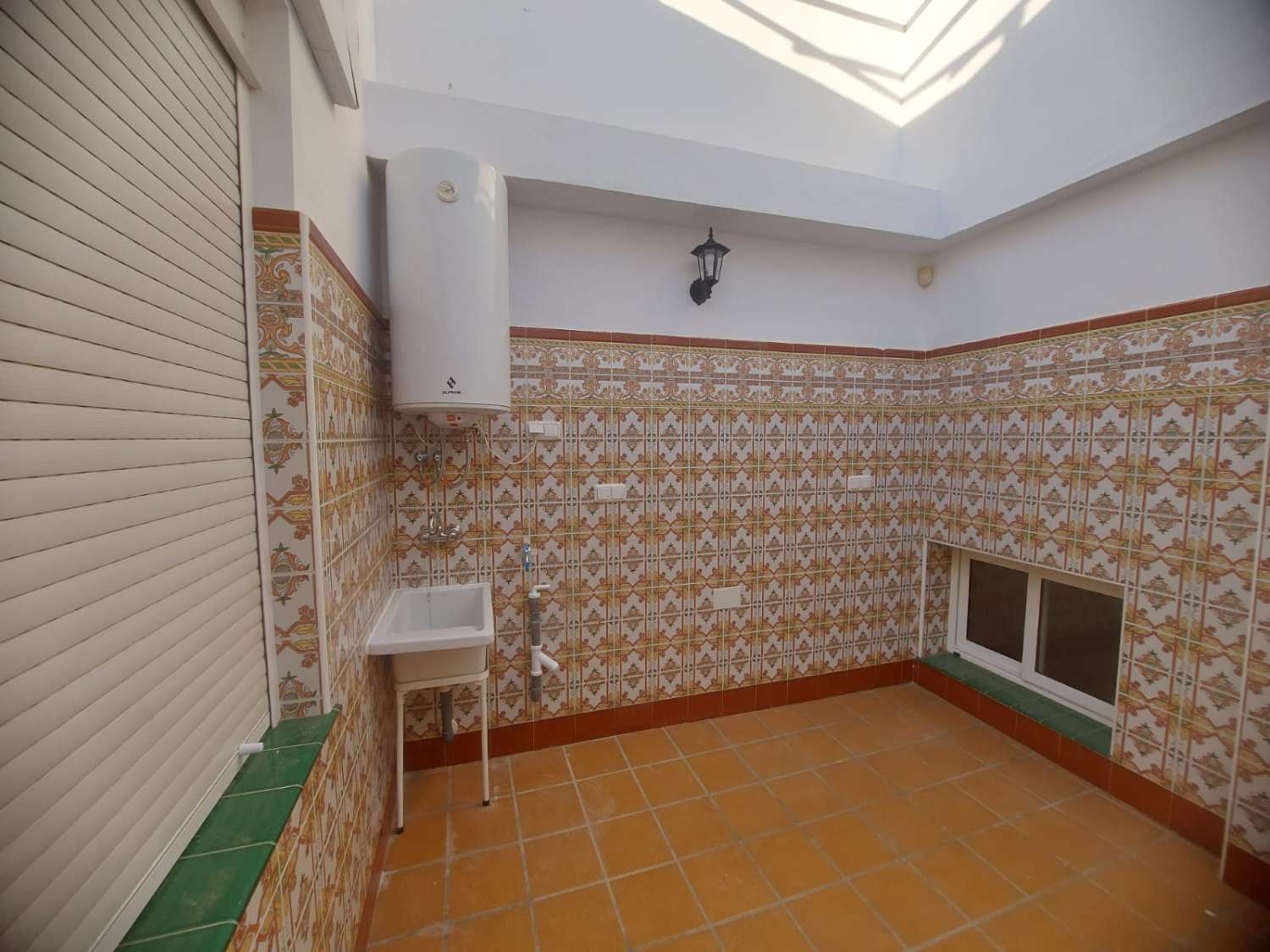 AMPLIA VIVIENDA UNIFAMILIAR CON SOLÁRIUM, BARBACOA Y GRAN ESPACIO DE APARCAMIENTO