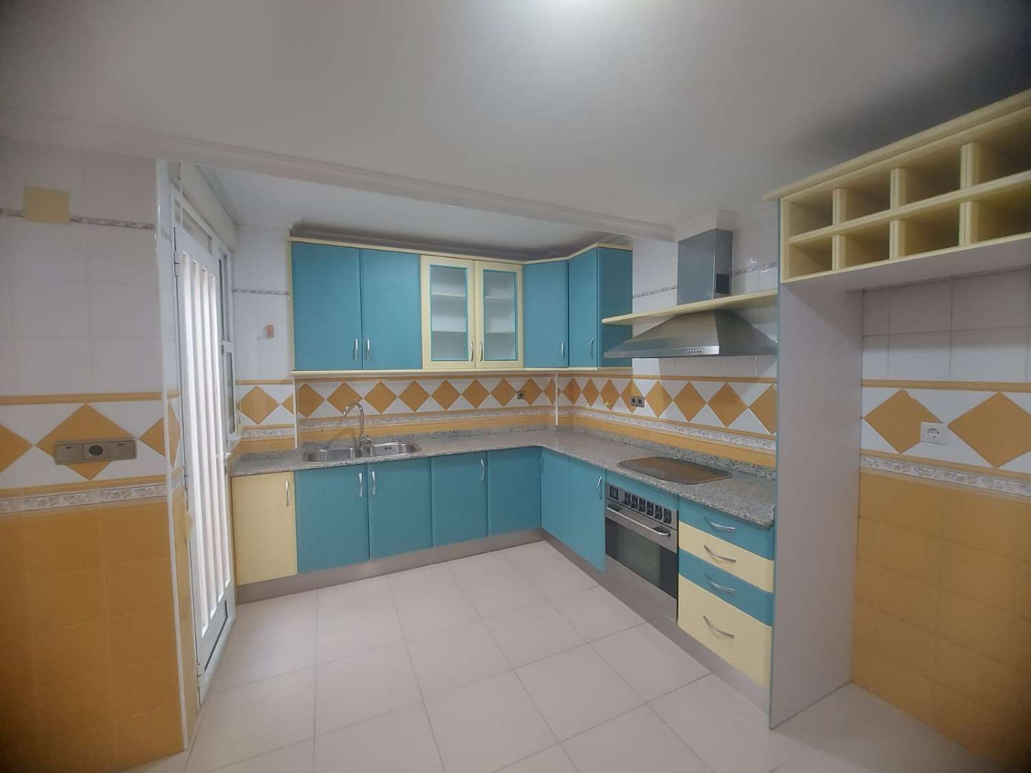 AMPLIA VIVIENDA UNIFAMILIAR CON SOLÁRIUM, BARBACOA Y GRAN ESPACIO DE APARCAMIENTO