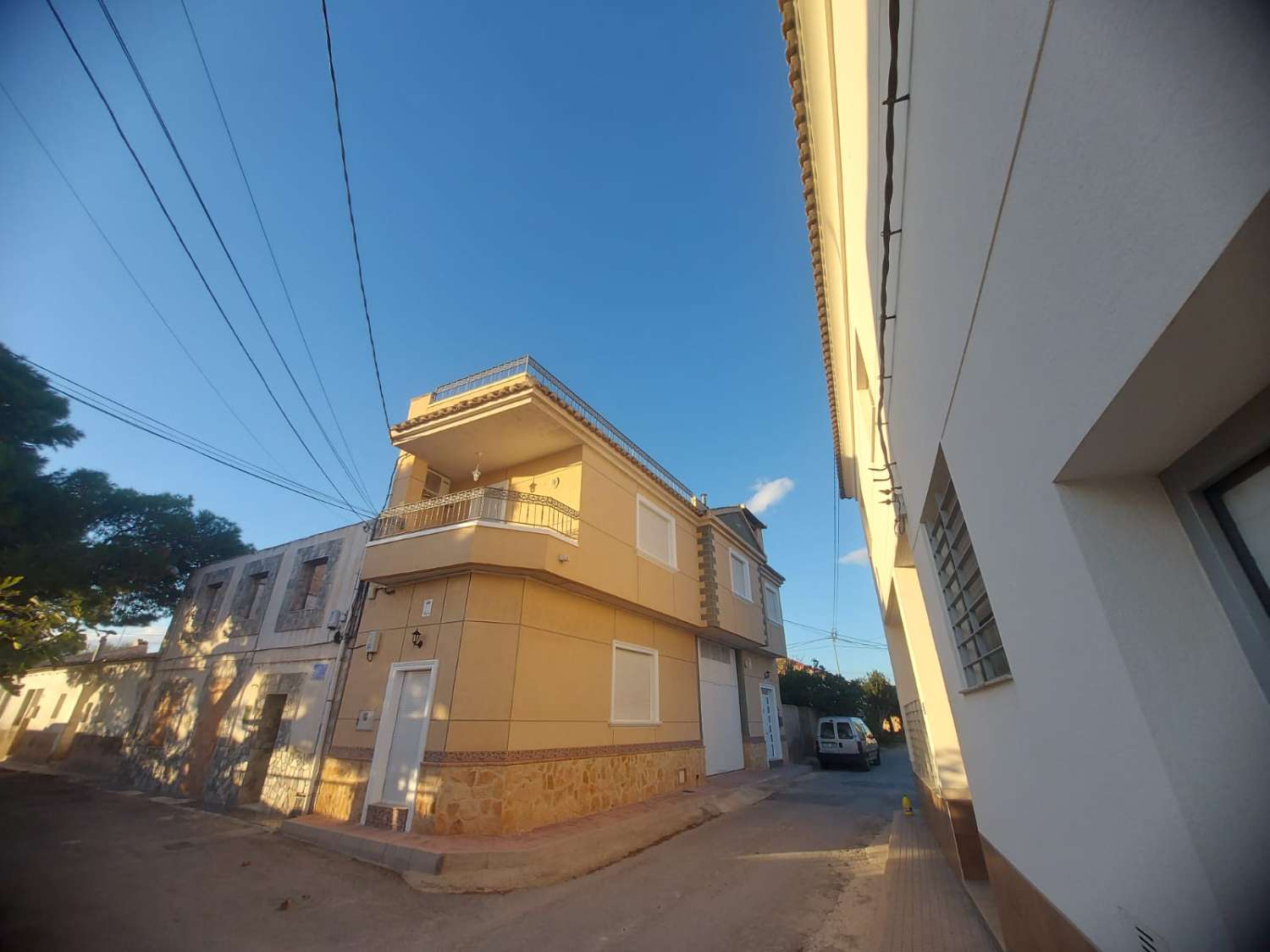 AMPLIA VIVIENDA UNIFAMILIAR CON SOLÁRIUM, BARBACOA Y GRAN ESPACIO DE APARCAMIENTO