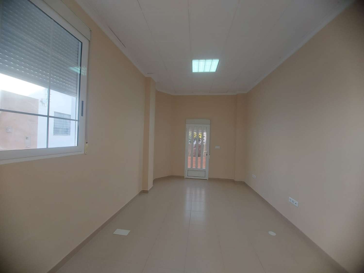AMPLIA VIVIENDA UNIFAMILIAR CON SOLÁRIUM, BARBACOA Y GRAN ESPACIO DE APARCAMIENTO