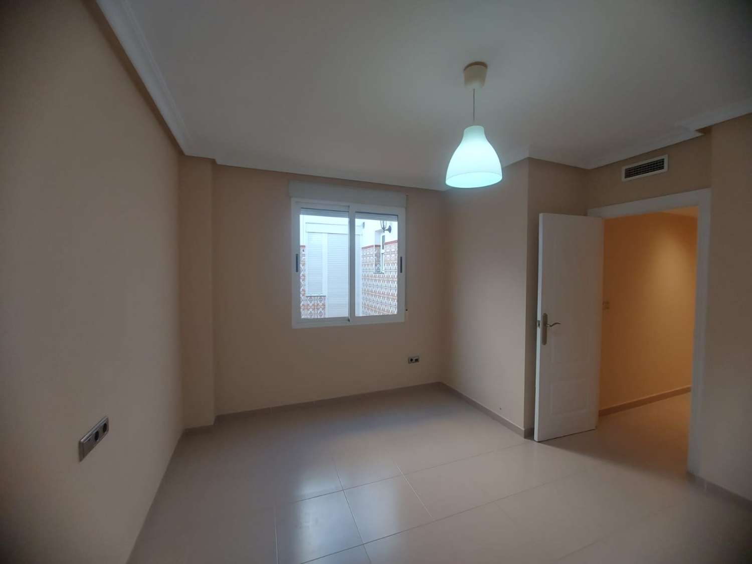 AMPLIA VIVIENDA UNIFAMILIAR CON SOLÁRIUM, BARBACOA Y GRAN ESPACIO DE APARCAMIENTO