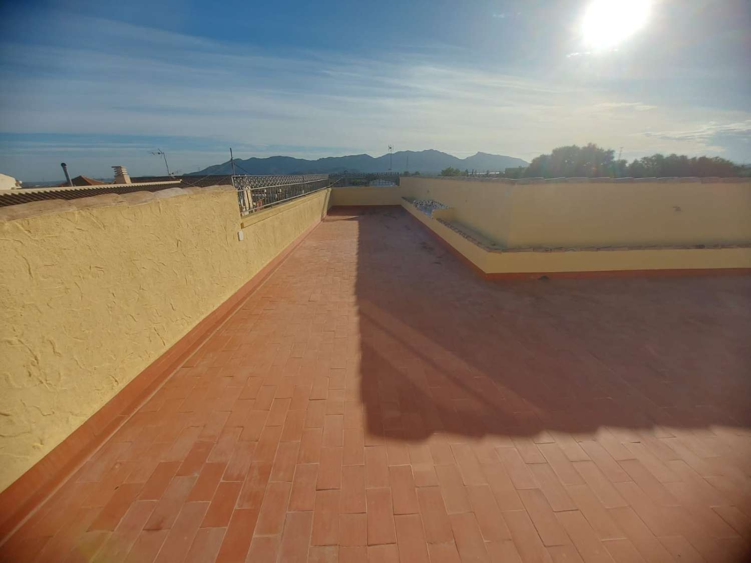 AMPLIA VIVIENDA UNIFAMILIAR CON SOLÁRIUM, BARBACOA Y GRAN ESPACIO DE APARCAMIENTO