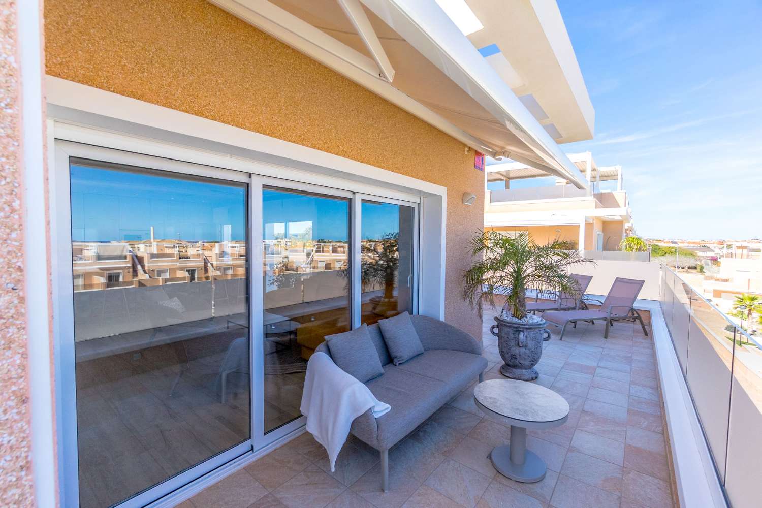 TRAUM-PENTHOUSE MIT PANORAMABLICK UND EXKLUSIVEM LUXUS MIT BLICK AUF DAS MITTELMEER
