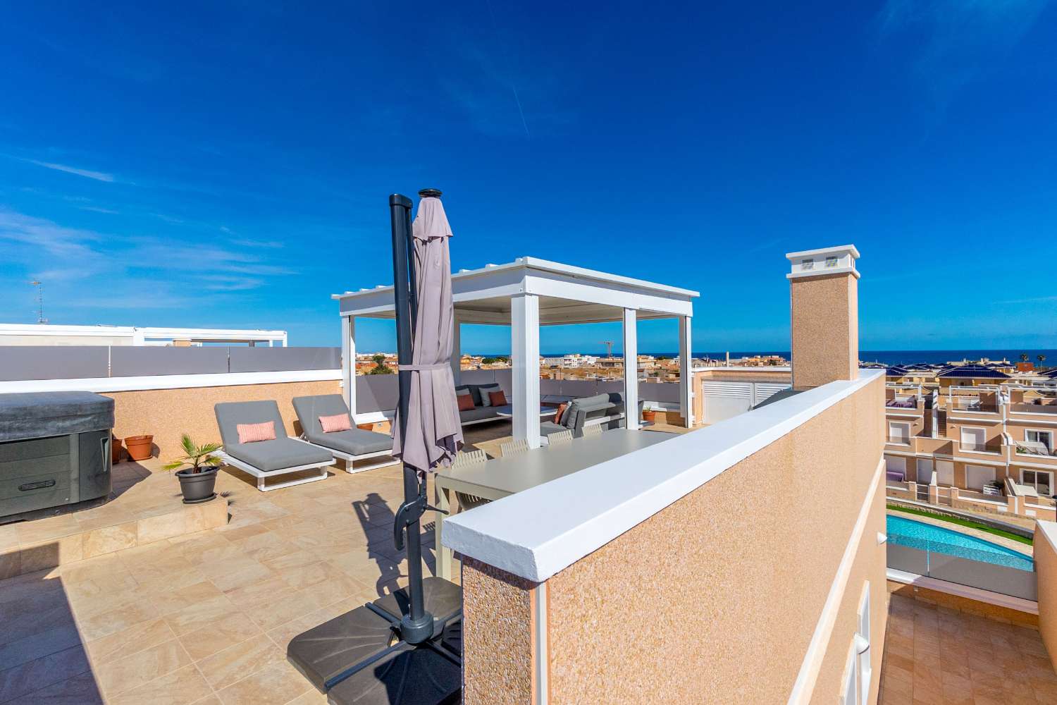 TRAUM-PENTHOUSE MIT PANORAMABLICK UND EXKLUSIVEM LUXUS MIT BLICK AUF DAS MITTELMEER