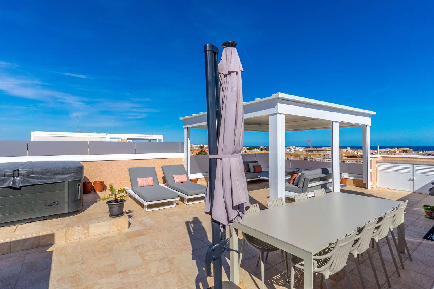 TRAUM-PENTHOUSE MIT PANORAMABLICK UND EXKLUSIVEM LUXUS MIT BLICK AUF DAS MITTELMEER