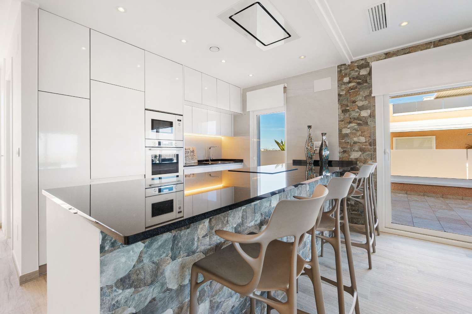 TRAUM-PENTHOUSE MIT PANORAMABLICK UND EXKLUSIVEM LUXUS MIT BLICK AUF DAS MITTELMEER
