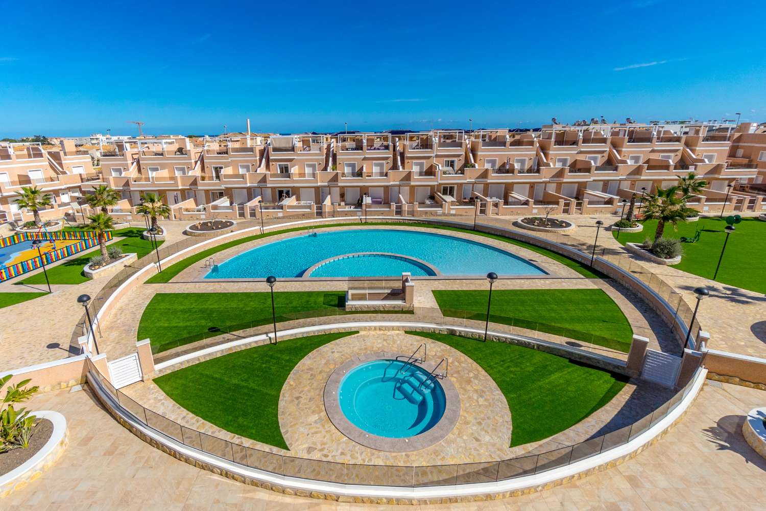 TRAUM-PENTHOUSE MIT PANORAMABLICK UND EXKLUSIVEM LUXUS MIT BLICK AUF DAS MITTELMEER