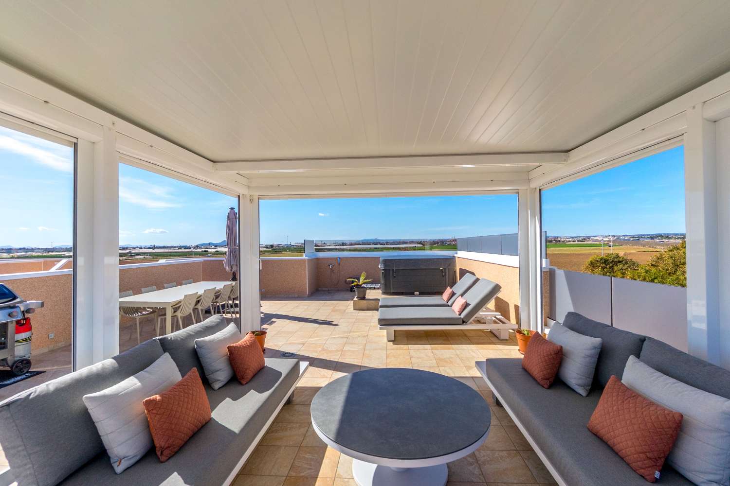 TRAUM-PENTHOUSE MIT PANORAMABLICK UND EXKLUSIVEM LUXUS MIT BLICK AUF DAS MITTELMEER