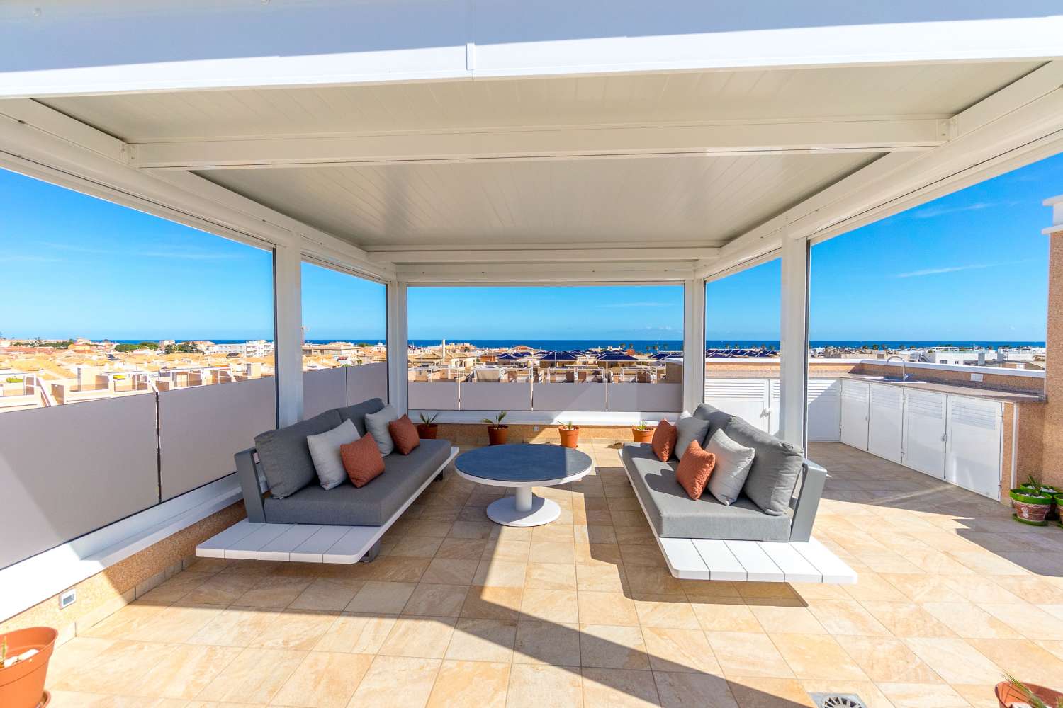 TRAUM-PENTHOUSE MIT PANORAMABLICK UND EXKLUSIVEM LUXUS MIT BLICK AUF DAS MITTELMEER