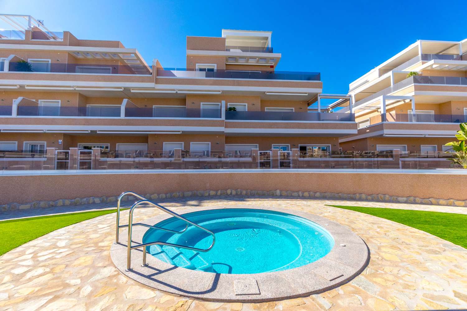 TRAUM-PENTHOUSE MIT PANORAMABLICK UND EXKLUSIVEM LUXUS MIT BLICK AUF DAS MITTELMEER