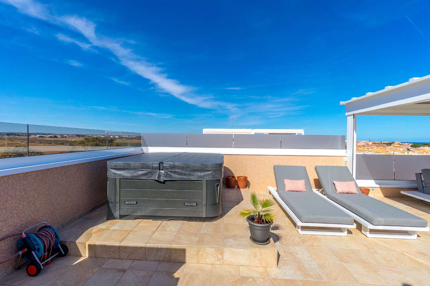 TRAUM-PENTHOUSE MIT PANORAMABLICK UND EXKLUSIVEM LUXUS MIT BLICK AUF DAS MITTELMEER