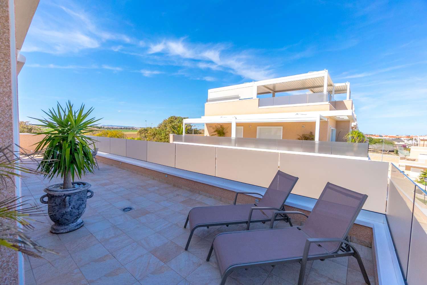 TRAUM-PENTHOUSE MIT PANORAMABLICK UND EXKLUSIVEM LUXUS MIT BLICK AUF DAS MITTELMEER