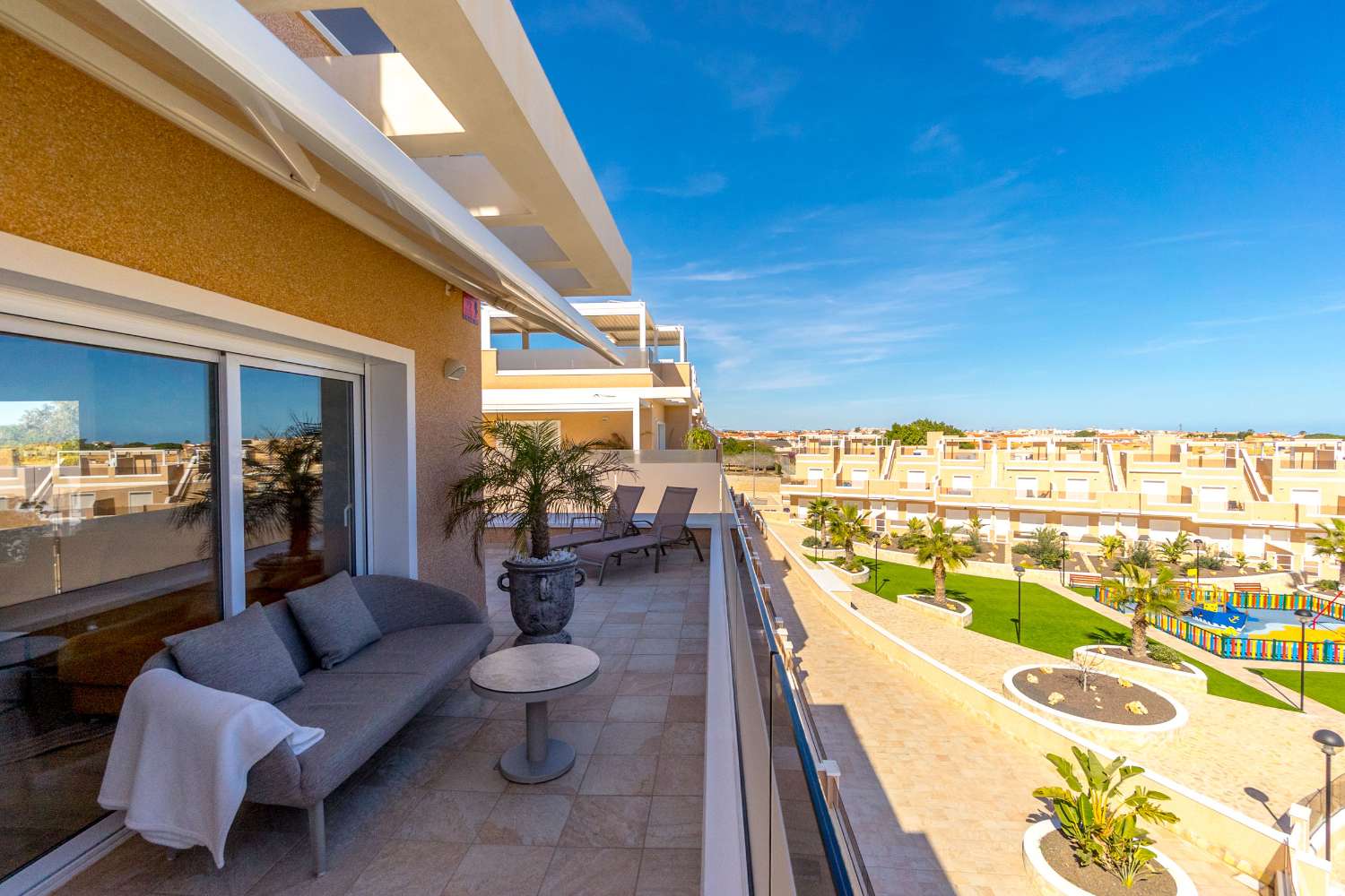 TRAUM-PENTHOUSE MIT PANORAMABLICK UND EXKLUSIVEM LUXUS MIT BLICK AUF DAS MITTELMEER
