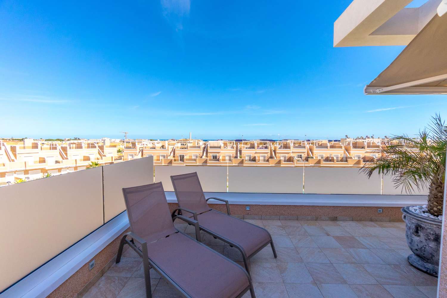 TRAUM-PENTHOUSE MIT PANORAMABLICK UND EXKLUSIVEM LUXUS MIT BLICK AUF DAS MITTELMEER