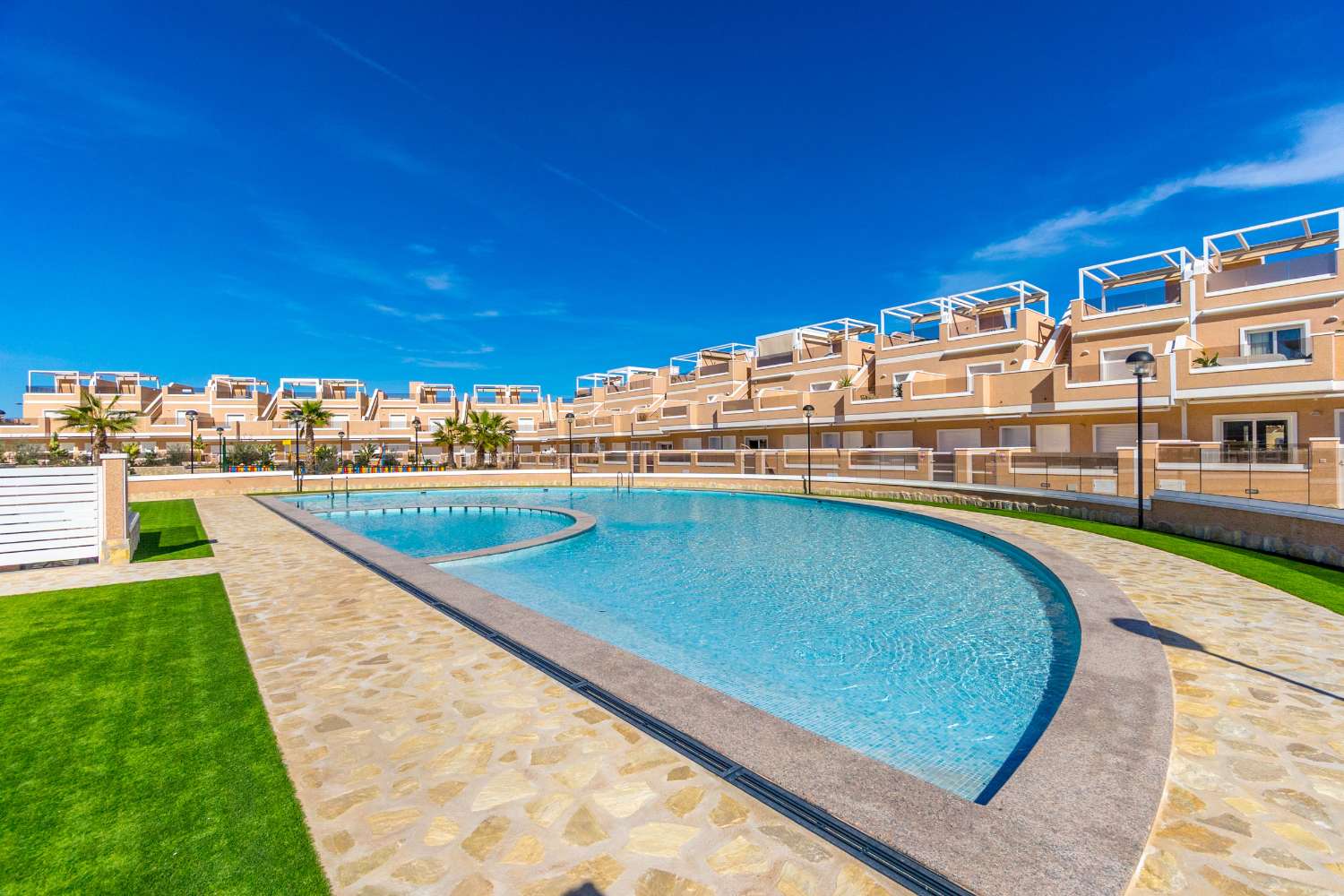 TRAUM-PENTHOUSE MIT PANORAMABLICK UND EXKLUSIVEM LUXUS MIT BLICK AUF DAS MITTELMEER