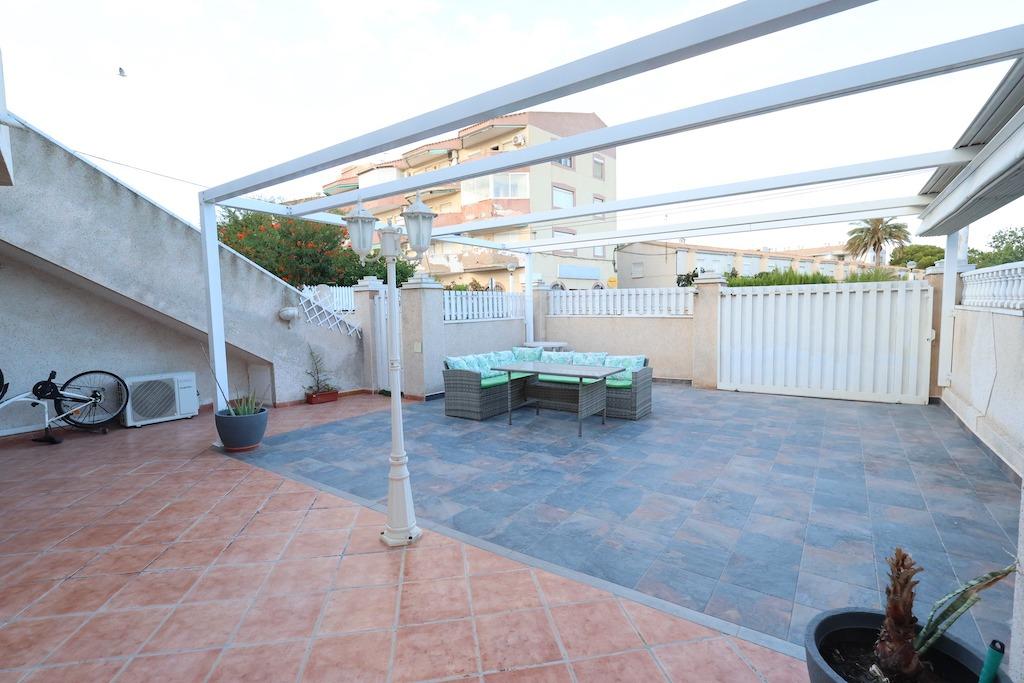 BUNGALOW AU REZ-DE-CHAUSSÉE AVEC GRAND JARDIN ET PERGOLA À LA REGIA