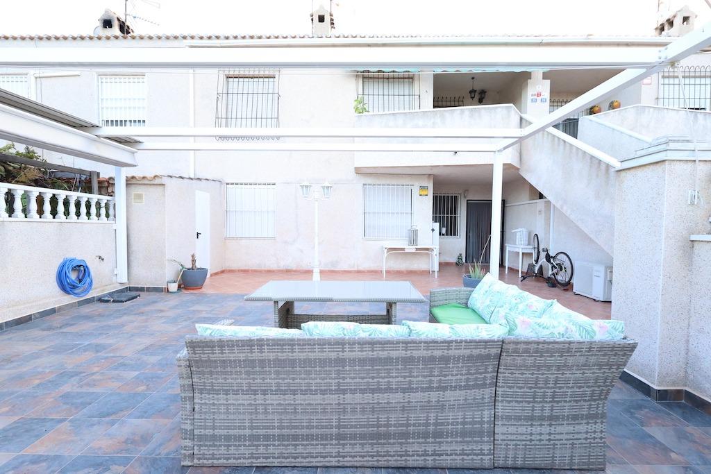 BUNGALOW AU REZ-DE-CHAUSSÉE AVEC GRAND JARDIN ET PERGOLA À LA REGIA
