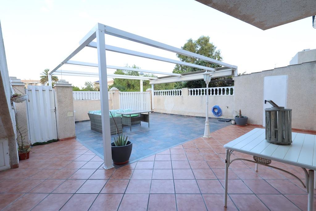 BUNGALOW AU REZ-DE-CHAUSSÉE AVEC GRAND JARDIN ET PERGOLA À LA REGIA