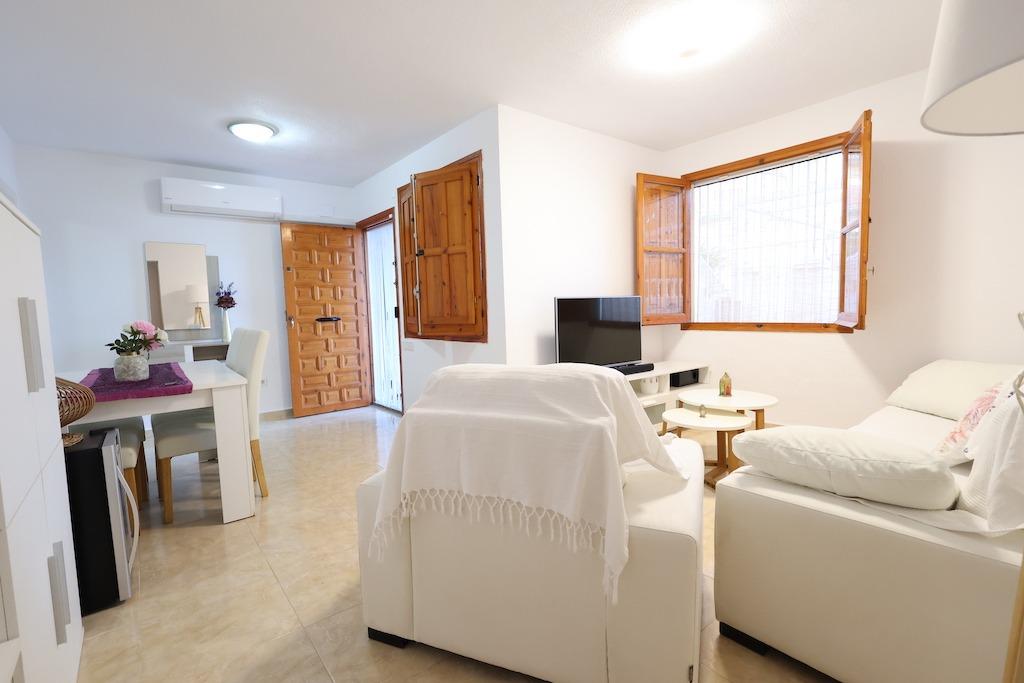 BUNGALOW AU REZ-DE-CHAUSSÉE AVEC GRAND JARDIN ET PERGOLA À LA REGIA