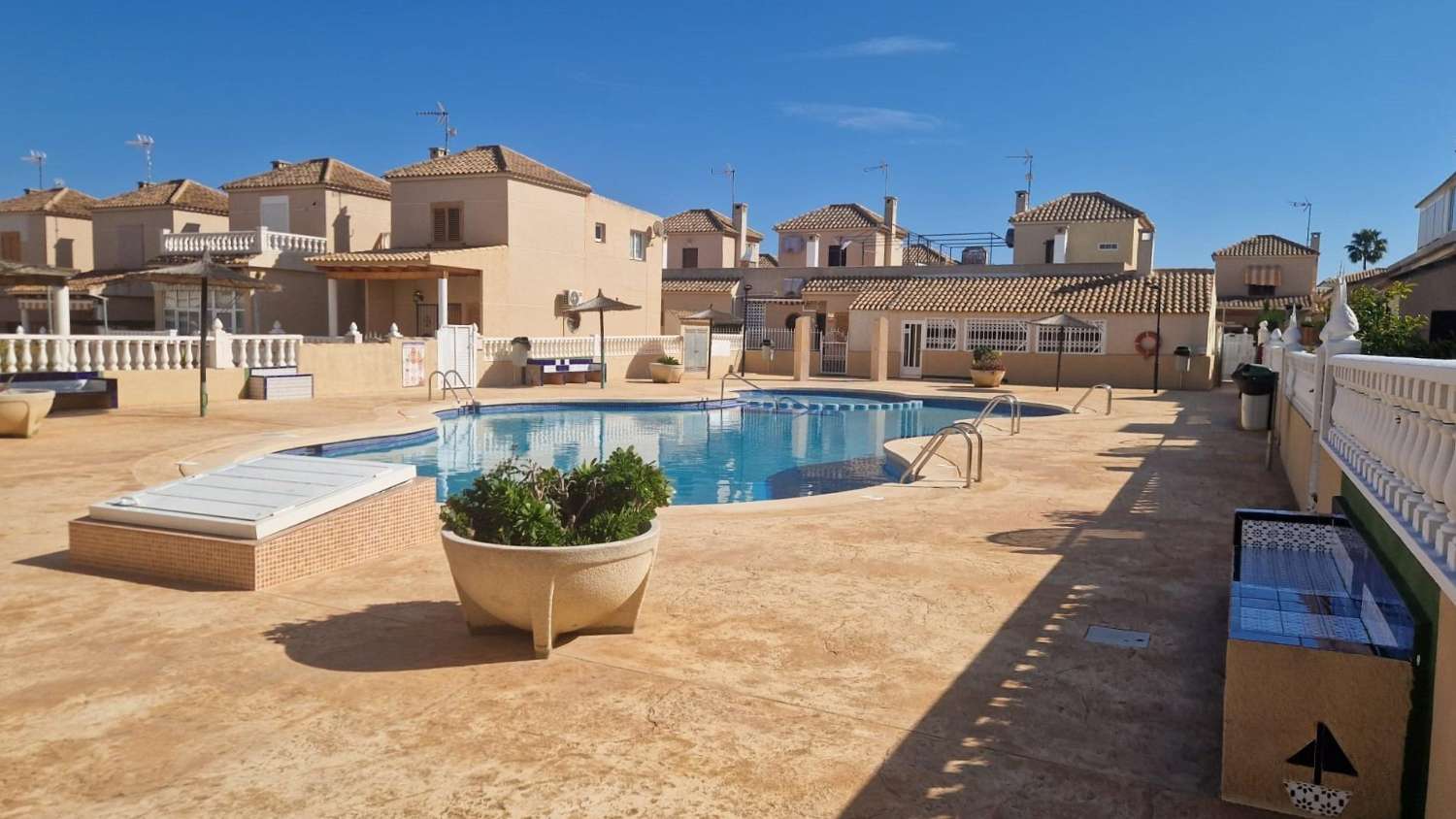 BELLA CASA BIFAMILIARE IN RESIDENZIALE CON PISCINA, VICINO ALLE MIGLIORI SPIAGGE