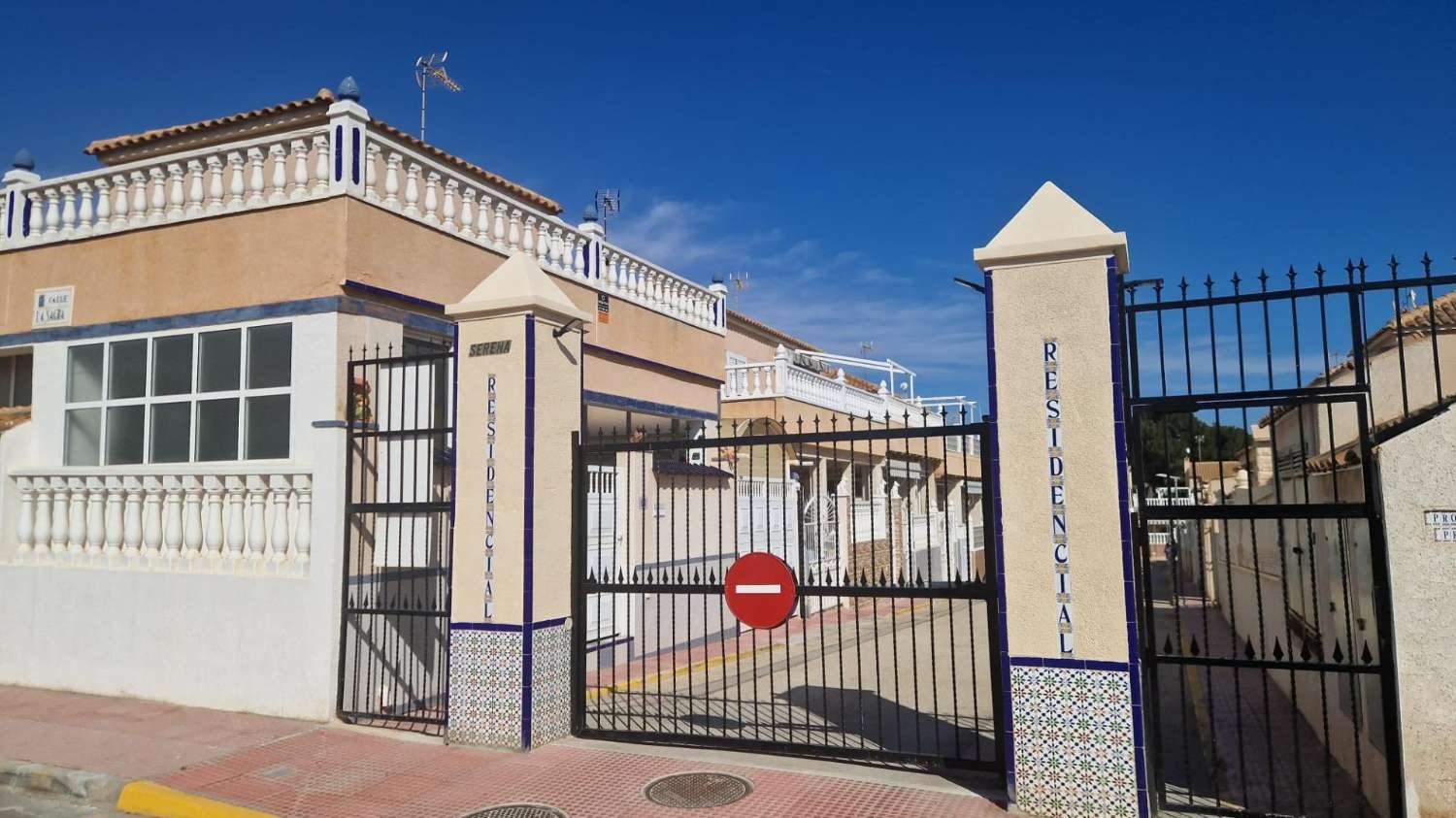 BELLA CASA BIFAMILIARE IN RESIDENZIALE CON PISCINA, VICINO ALLE MIGLIORI SPIAGGE