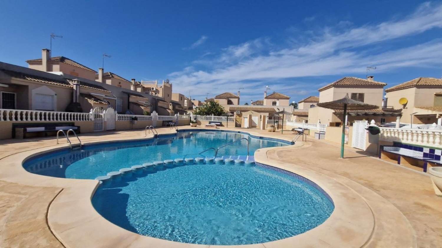 BELLA CASA BIFAMILIARE IN RESIDENZIALE CON PISCINA, VICINO ALLE MIGLIORI SPIAGGE