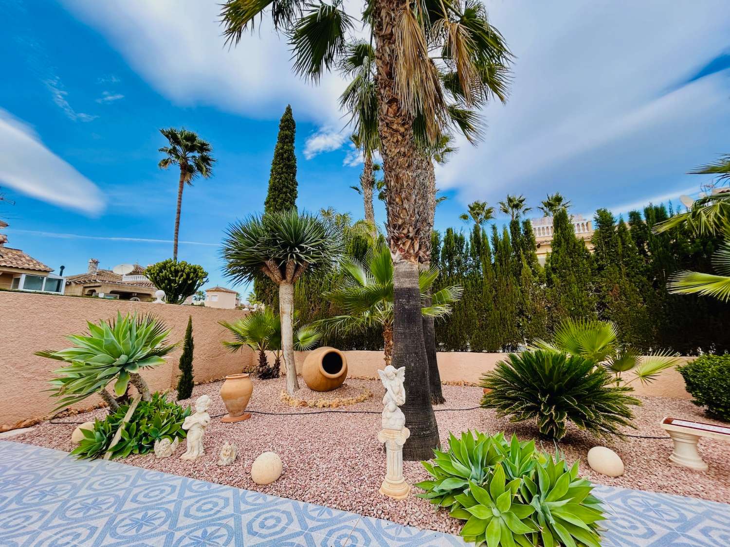 VIVERE IN ARMONIA: ESCLUSIVA CASA INDIPENDENTE CON GIARDINO E PISCINA NEL PARCO BENFIS