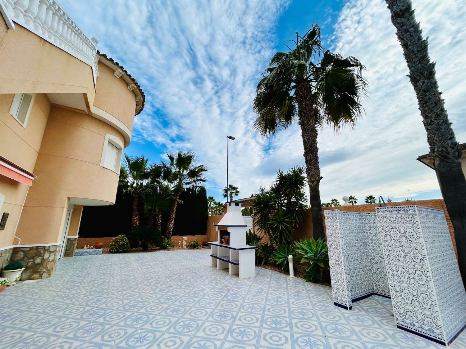 VIVERE IN ARMONIA: ESCLUSIVA CASA INDIPENDENTE CON GIARDINO E PISCINA NEL PARCO BENFIS