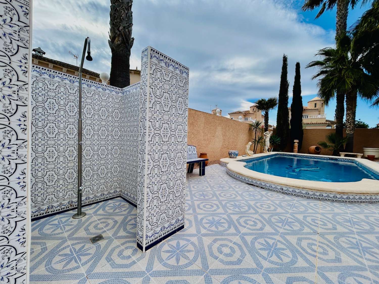 VIVERE IN ARMONIA: ESCLUSIVA CASA INDIPENDENTE CON GIARDINO E PISCINA NEL PARCO BENFIS