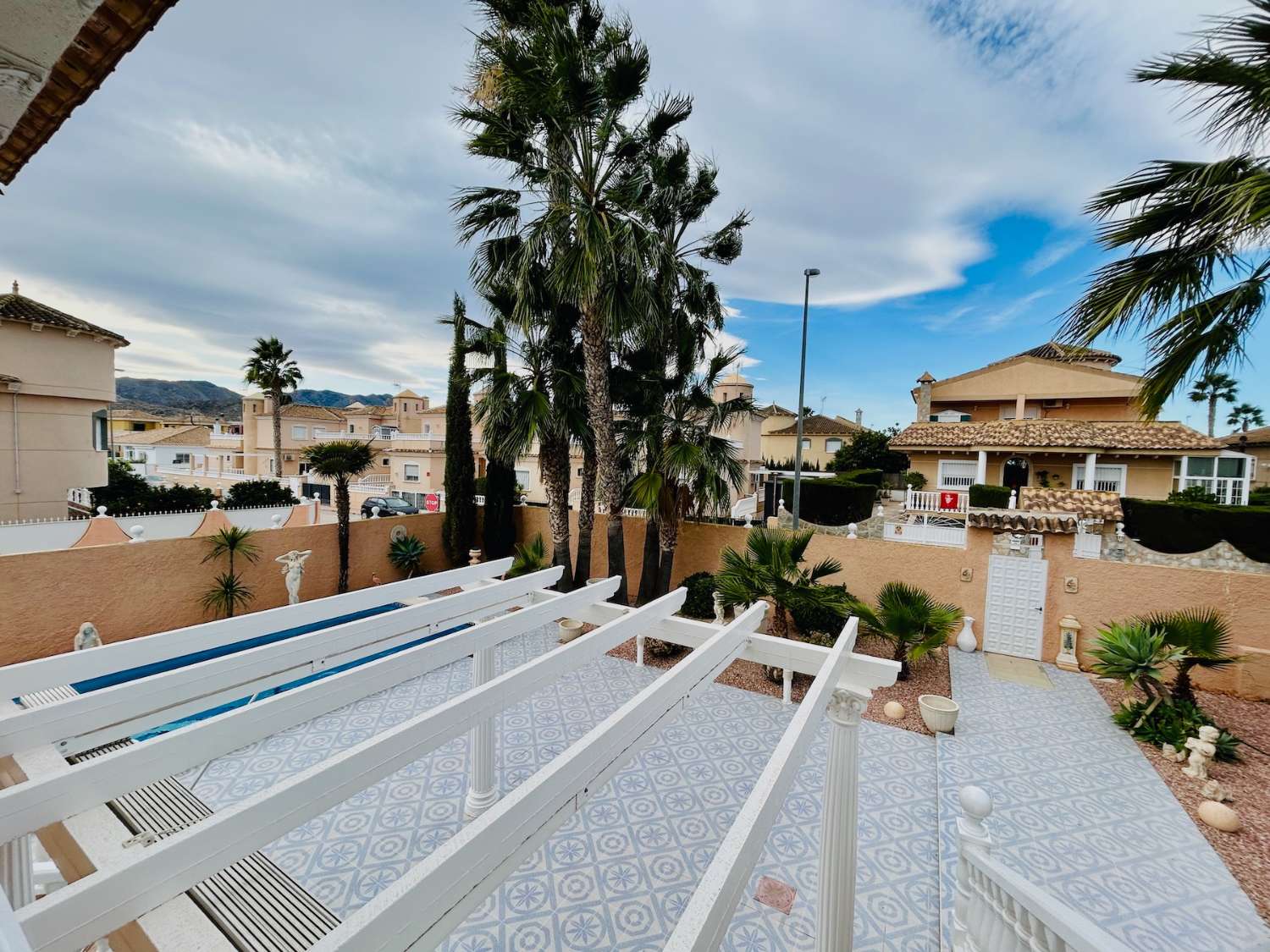 VIVERE IN ARMONIA: ESCLUSIVA CASA INDIPENDENTE CON GIARDINO E PISCINA NEL PARCO BENFIS