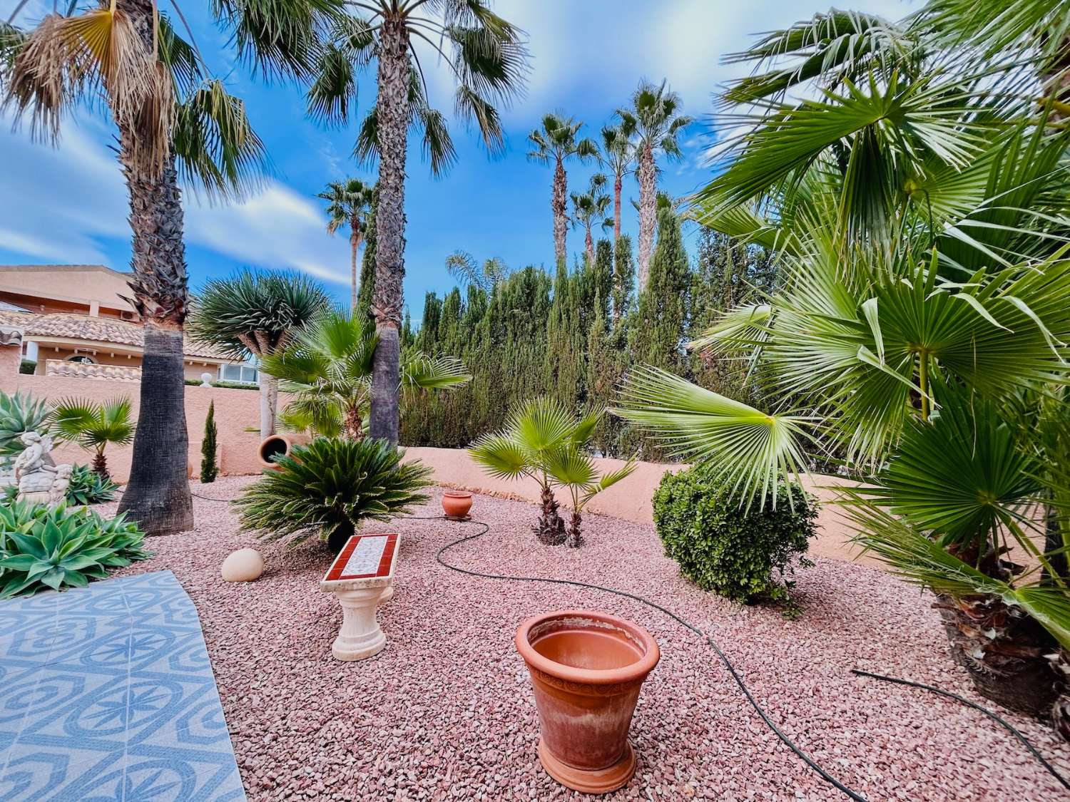 VIVERE IN ARMONIA: ESCLUSIVA CASA INDIPENDENTE CON GIARDINO E PISCINA NEL PARCO BENFIS