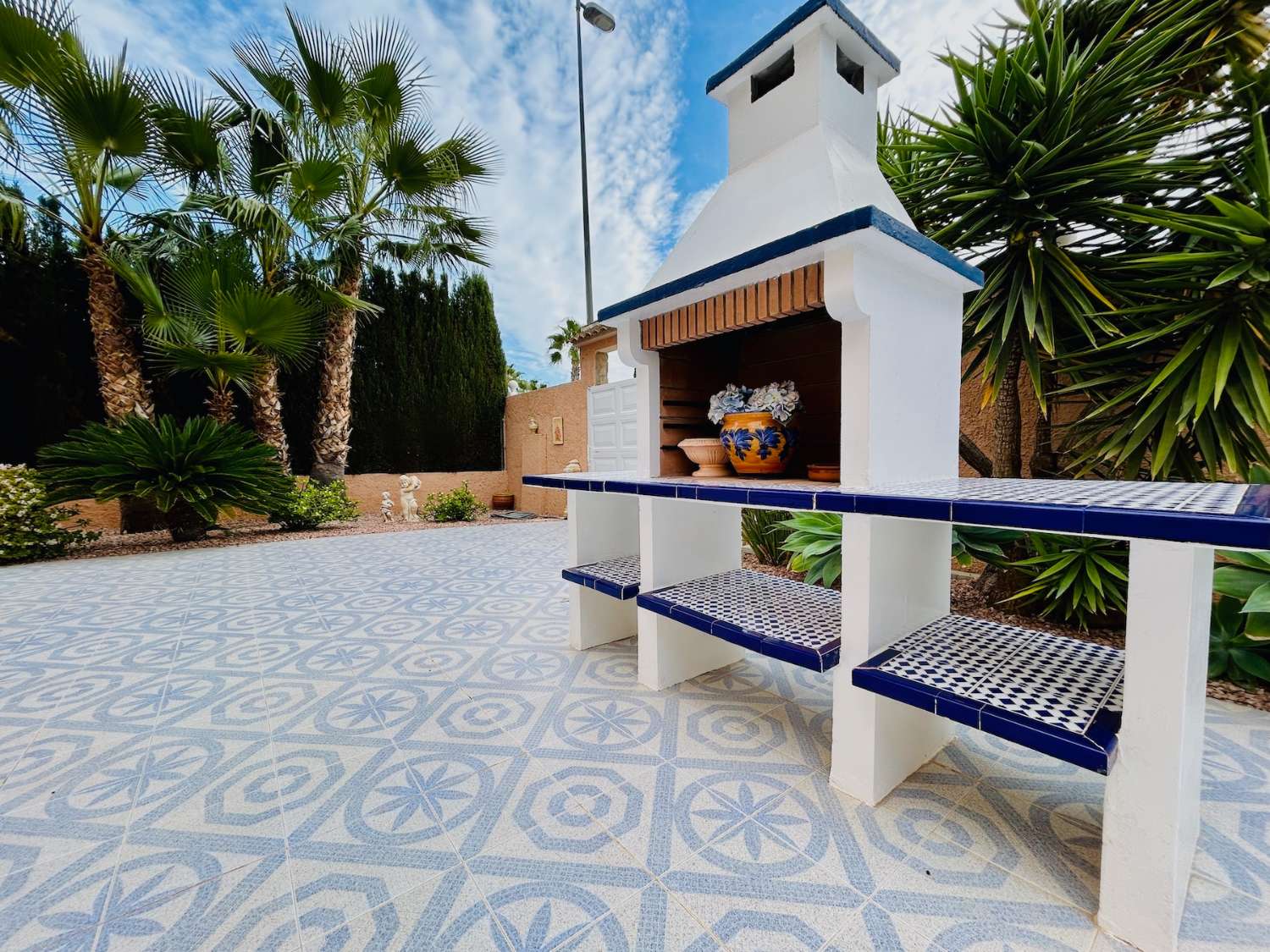 VIVERE IN ARMONIA: ESCLUSIVA CASA INDIPENDENTE CON GIARDINO E PISCINA NEL PARCO BENFIS