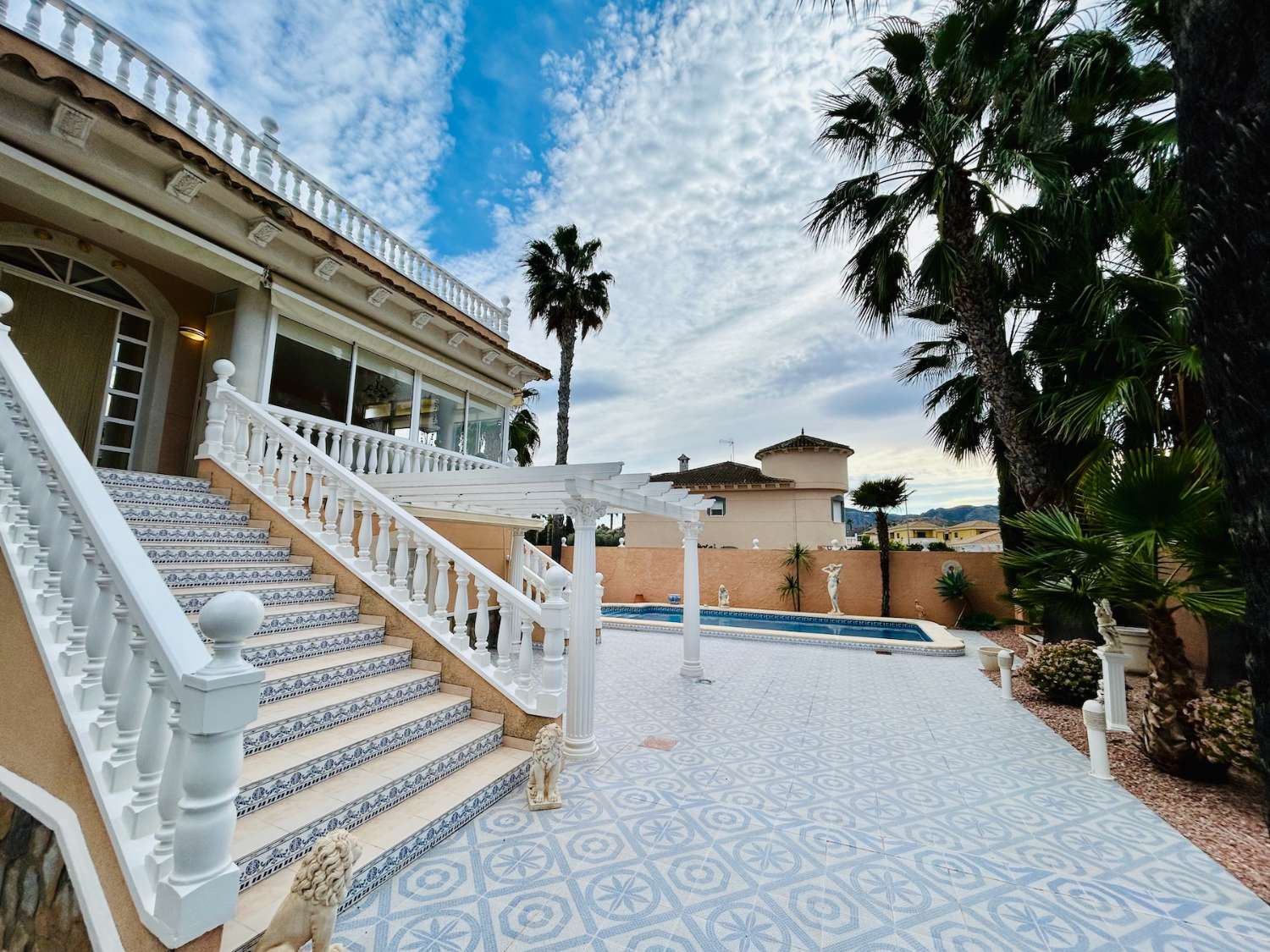 VIVERE IN ARMONIA: ESCLUSIVA CASA INDIPENDENTE CON GIARDINO E PISCINA NEL PARCO BENFIS