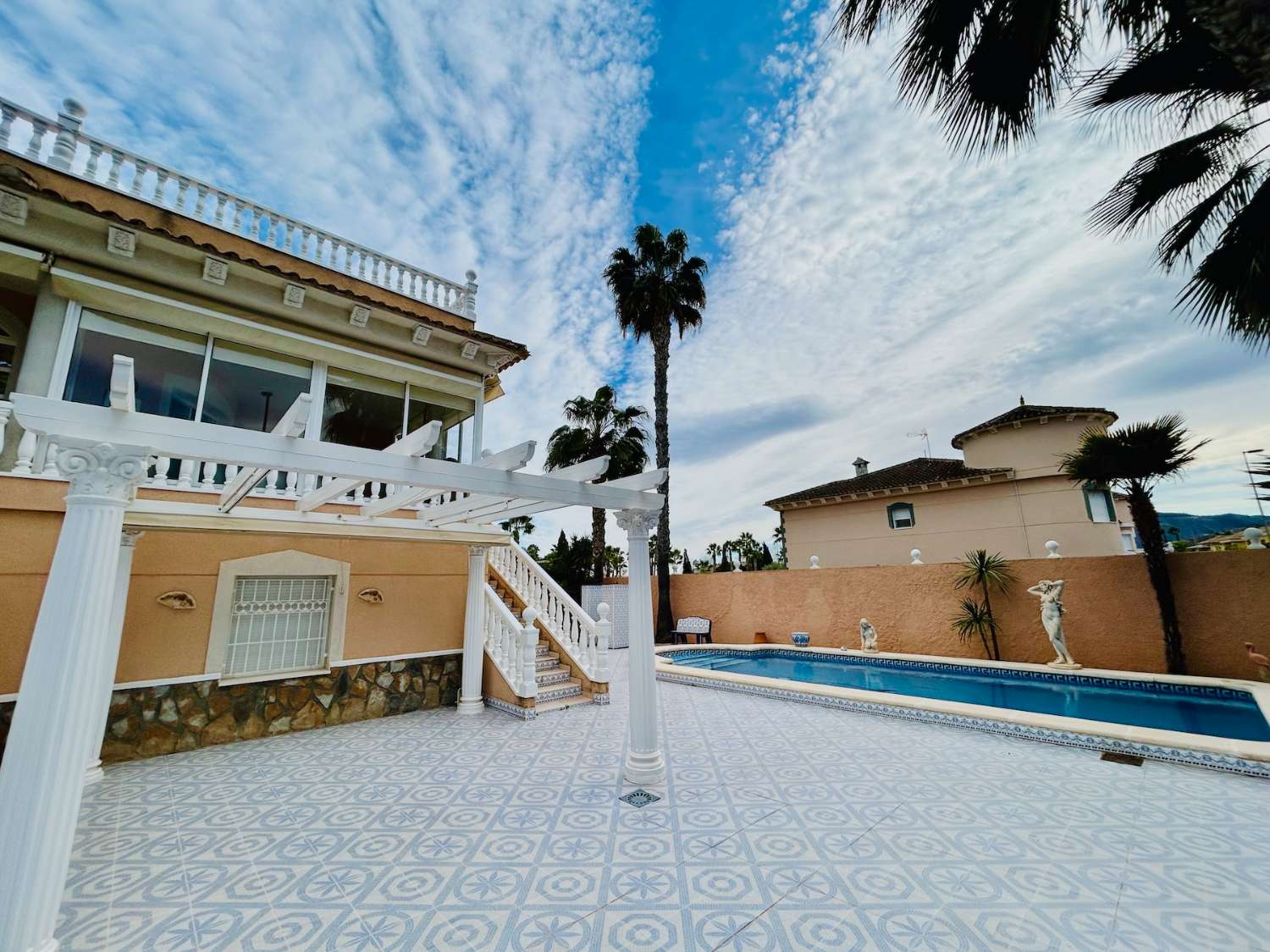 VIVERE IN ARMONIA: ESCLUSIVA CASA INDIPENDENTE CON GIARDINO E PISCINA NEL PARCO BENFIS