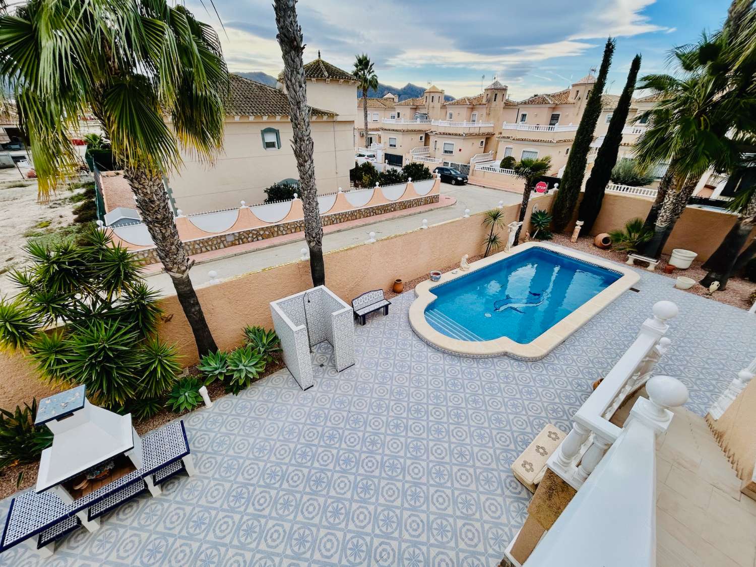 VIVERE IN ARMONIA: ESCLUSIVA CASA INDIPENDENTE CON GIARDINO E PISCINA NEL PARCO BENFIS