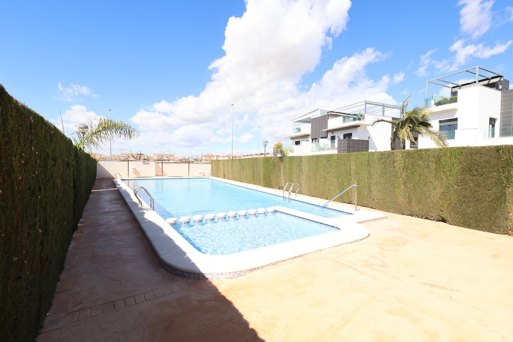 CASA A SCHIERA A TORRE DE LA HORADADA CON SOLARIUM, VISTA SUL MARE E PISCINA COMUNE